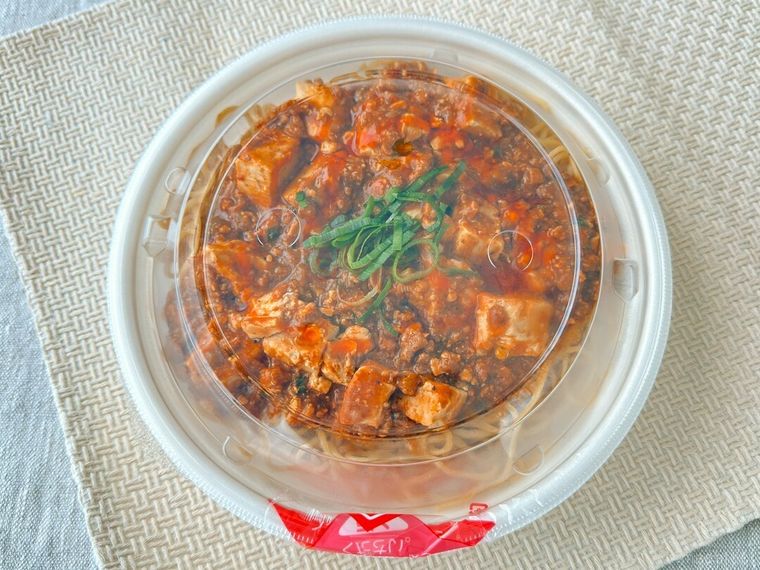 温める前のシビれる辛さの麻婆豆腐焼そばパッケージがテーブルの上に置かれている様子