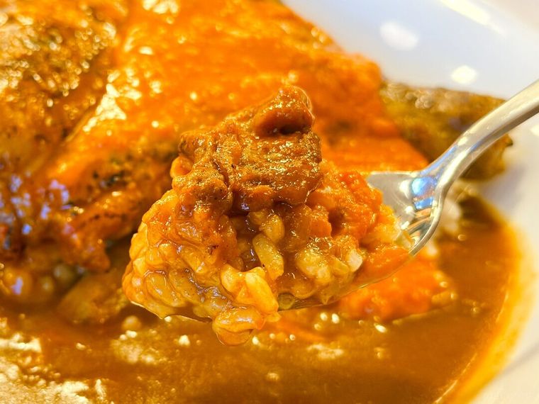 バターチキンソースカレーをスプーンですくっている様子