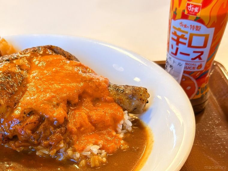 お盆にのったすき家のバターチキンソースカレーと辛口ソース