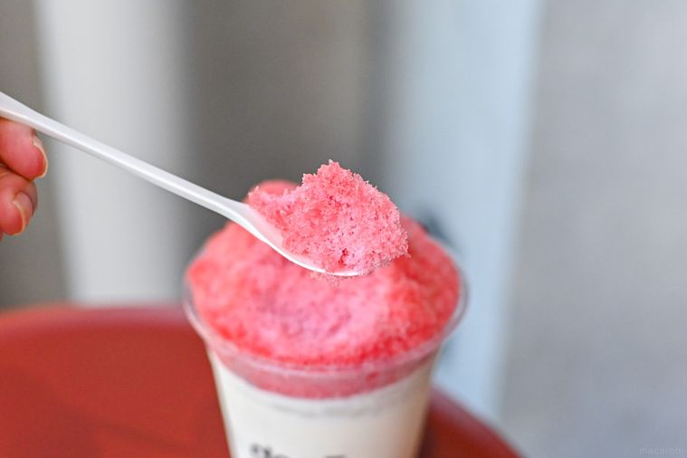 かき氷をスプーンですくっているところ