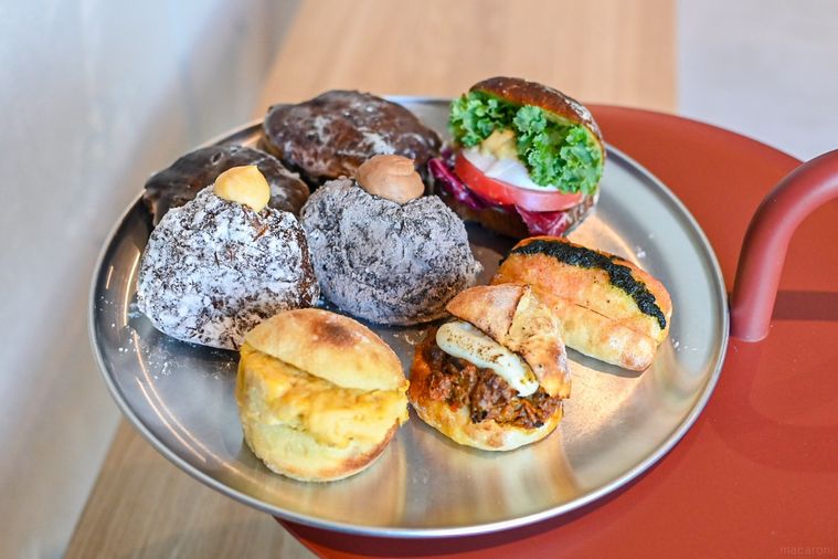 トレーにのったパン