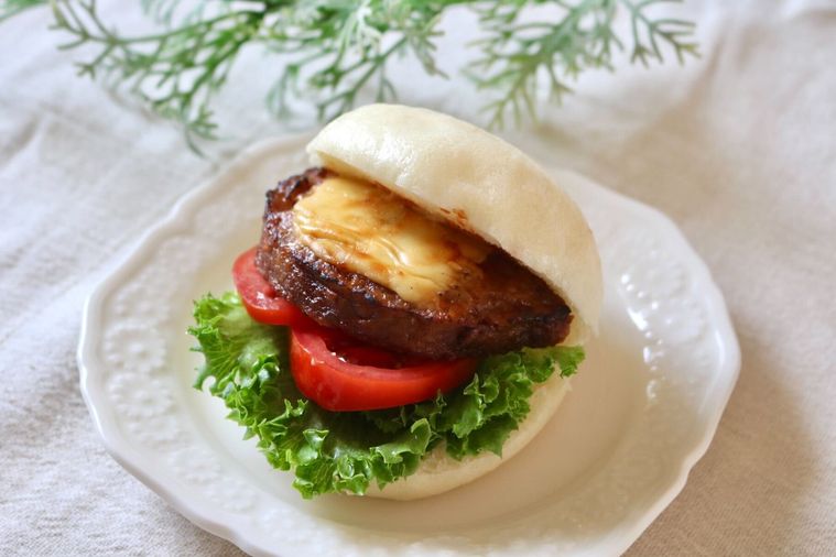 井村屋のすまんの野菜とハンバーグでバーガー風アレンジ