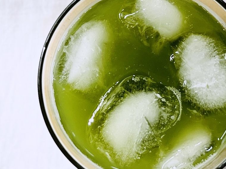 氷が入ったグリーンティーを真上から見た様子