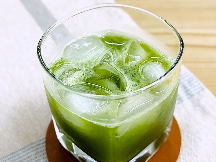 カルディの静岡抹茶を炭酸水で割った様子