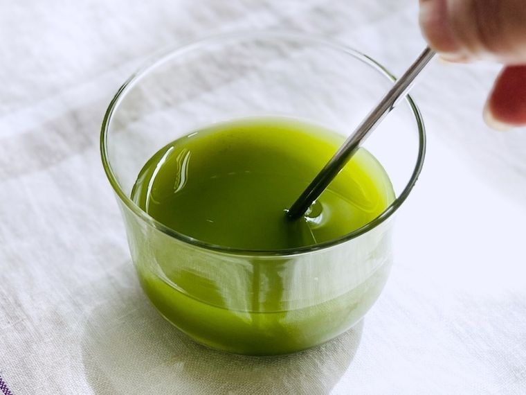 カルディの静岡抹茶を水で溶いた様子