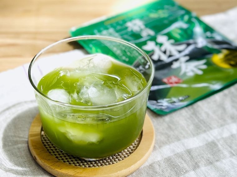 氷が入ったグリーンティーとカルディの静岡抹茶