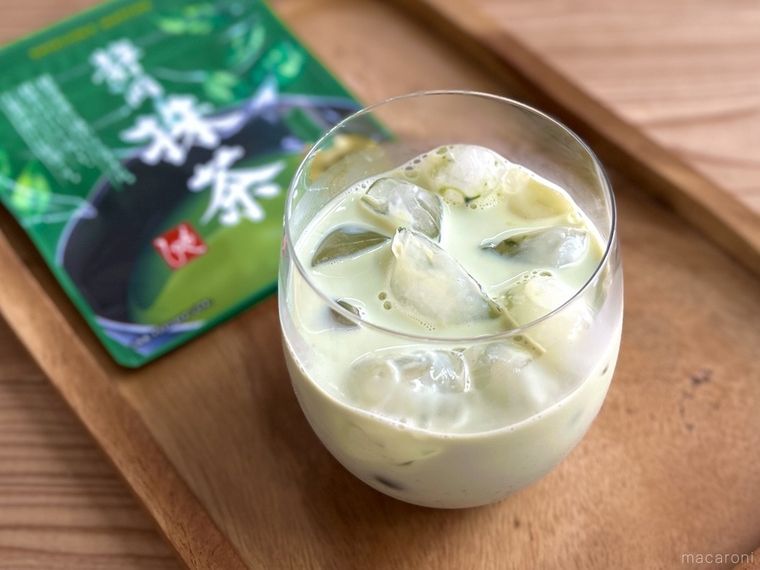 カルディの静岡抹茶と抹茶ソイラテがお盆にのっている様子