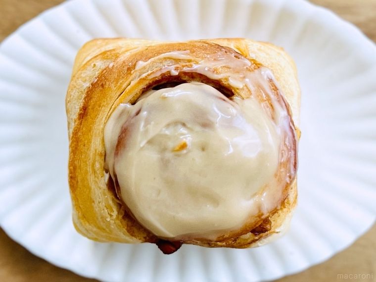 カルディのシナモンロールメープルを皿に盛り付けた様子