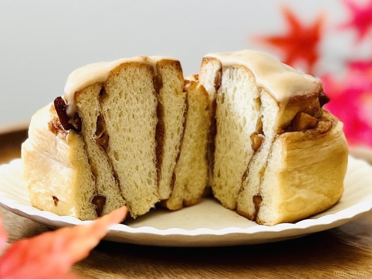 カルディのシナモンロールメープルを半分に切った様子