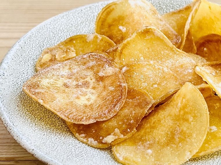 カルディの新いも いもちっぷすを皿に盛り付けた様子