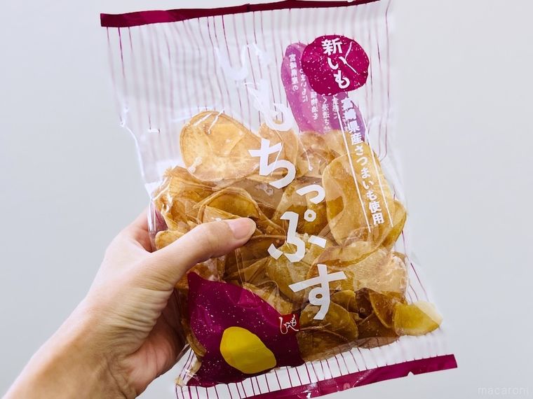 カルディの新いも いもちっぷすを手で持っている様子