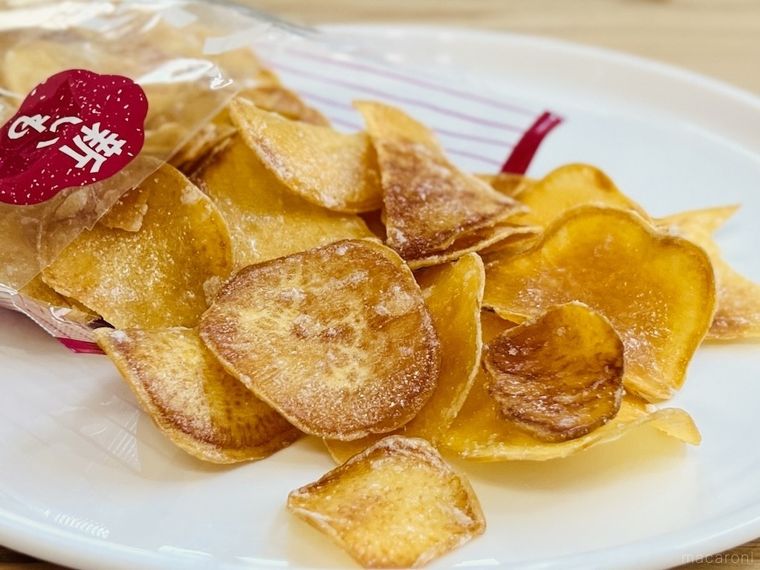 カルディの新いも いもちっぷすを皿に出した様子