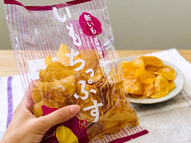 カルディの新いも いもちっぷすを手で持っている様子