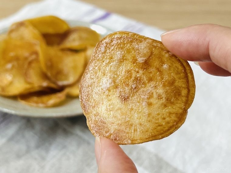 カルディの新いも いもちっぷすを指でつまんでいる様子