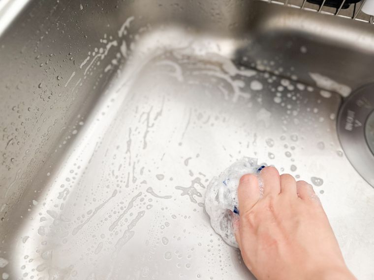 パン袋でシンクを洗っている様子