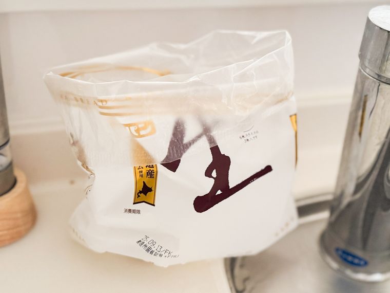 キッチンのシンク横に置いたパン袋