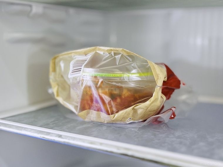 キムチが入った食パンの袋を冷蔵庫に格納した様子