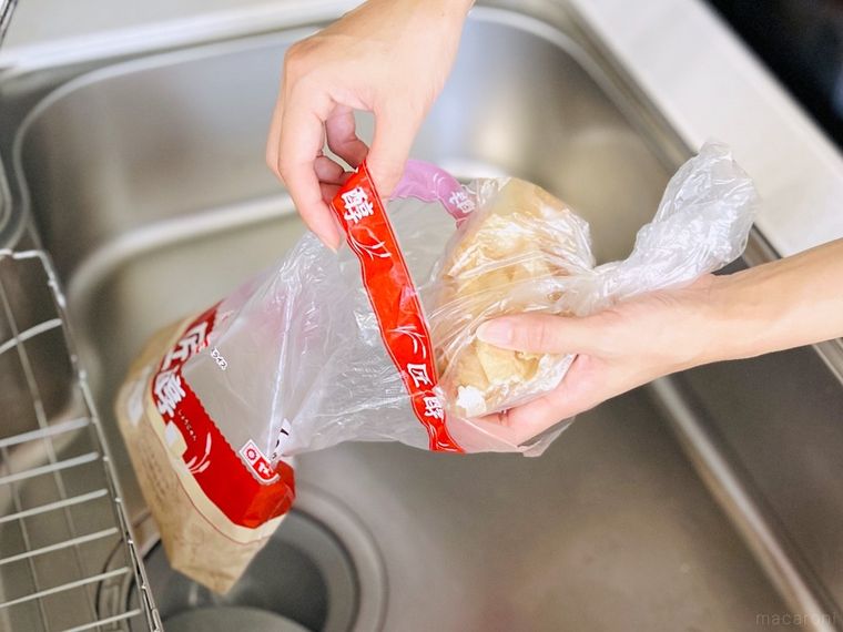 食パンの袋に生ゴミを入れている様子