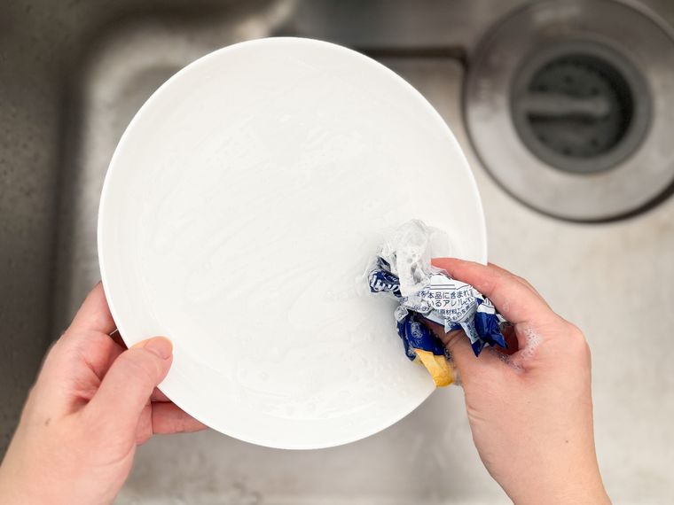 パン袋で皿を洗っている様子