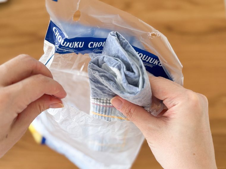 パン袋にオムツを入れている様子