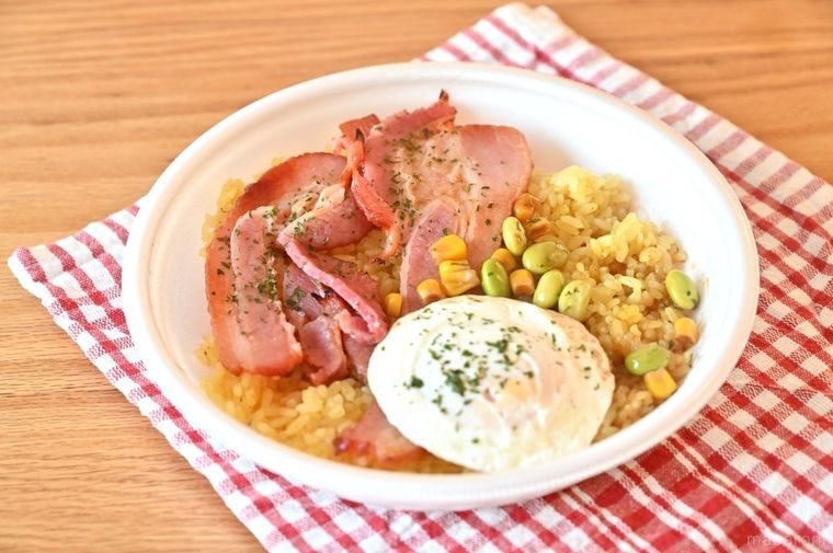 ベーコンや目玉焼きなどがのったワンプレートカレーご飯