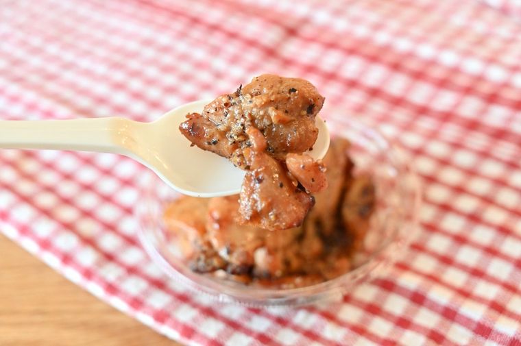 炭火焼鳥をスプーンですくっている