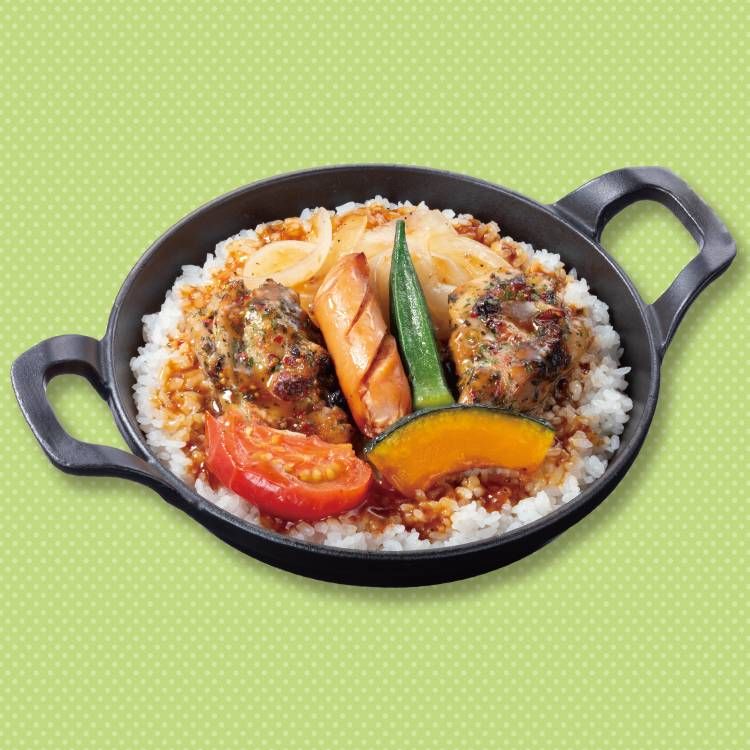 ご飯の上にチキンや彩り野菜がトッピングされている料理