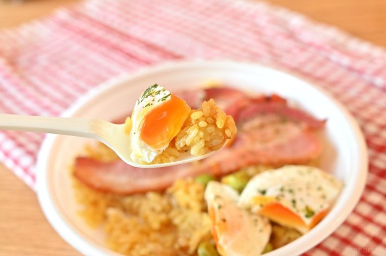 ガーリックカレーのご飯と半熟目玉焼きをスプーンですくっている