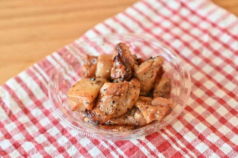 透明カップに入った炭火焼鳥