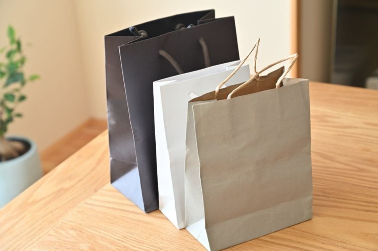 テーブルに並んだ複数の紙袋