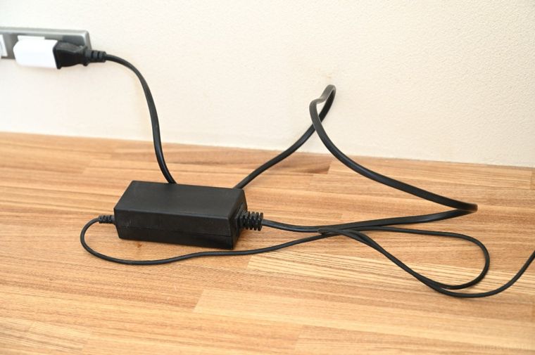 コンセント周辺に散らかっているコード