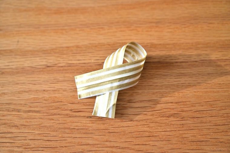 ゴールドストライプのリボン状ビニタイ