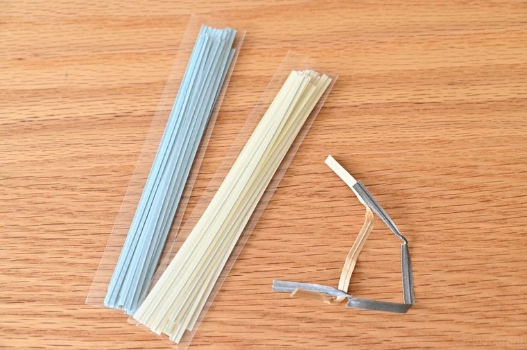 真っ直ぐなビニタイと使用済みで折れ曲がったビニタイ