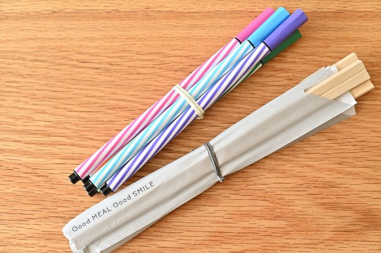 ペンと割り箸をビニタイでまとめている