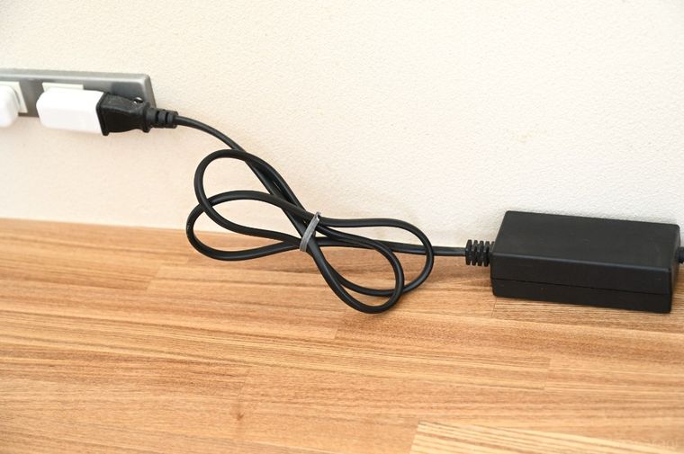 ビニタイでコードをまとめた配線