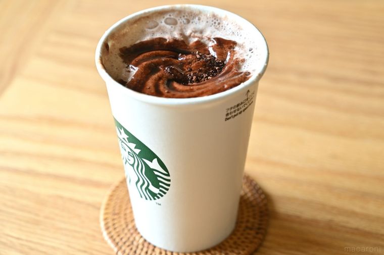 紙コップに入ったチョコレートドリンク