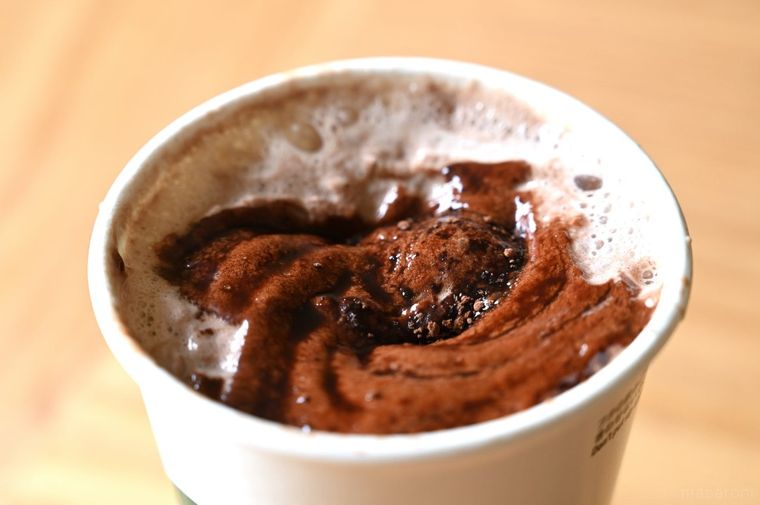 チョコレートソースがたっぷりとかかったドリンク