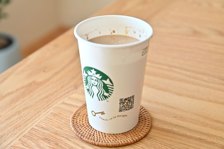 紙コップにドリンクが入っている