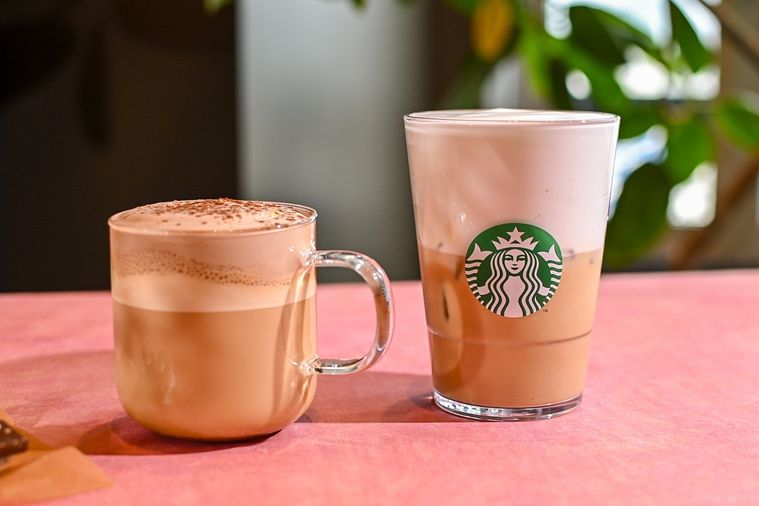 スターバックスチョコレート ムース ラテのホットとアイスが並んでいる
