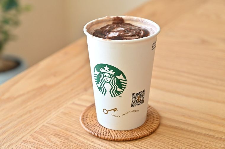 チョコレートソースがかかったドリンク