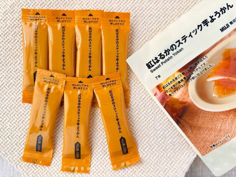 パッケージから取り出した紅はるかのスティック芋ようかん