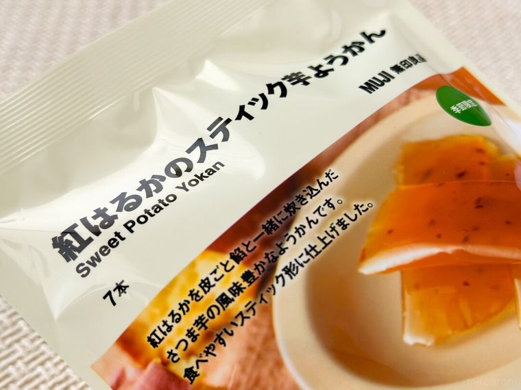 紅はるかのスティック芋ようかんのパッケージがテーブルの上に置かれている様子