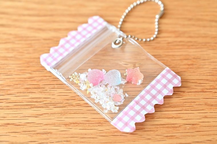 チェーンを通して完成したキャンディーバッグキーホルダー