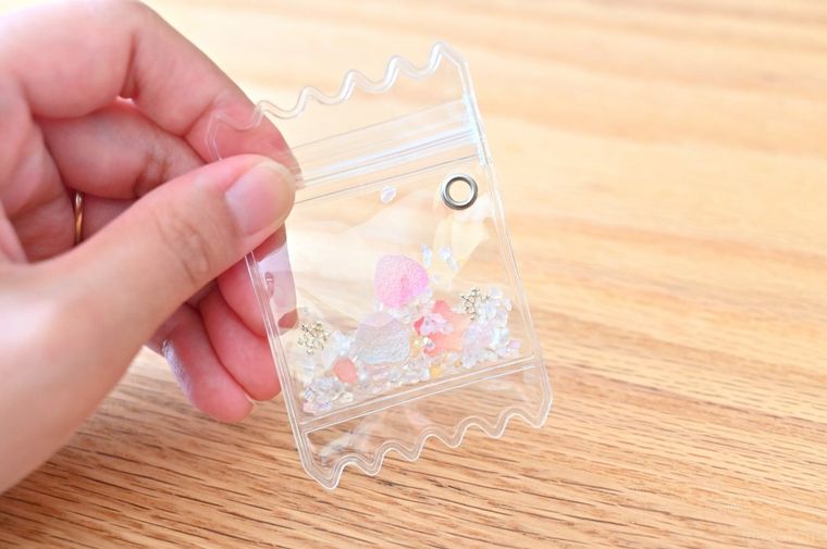 装飾パーツが入ったキャンディーバッグ