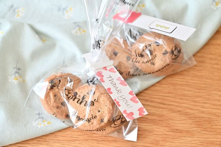 メッセージ付きパンの袋を留めるアレでラッピングしたクッキー2袋