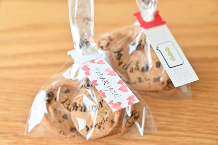 お菓子ギフトの口をメッセージ付きバッグクロージャーで留めている