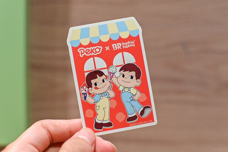 シールを持っているところ