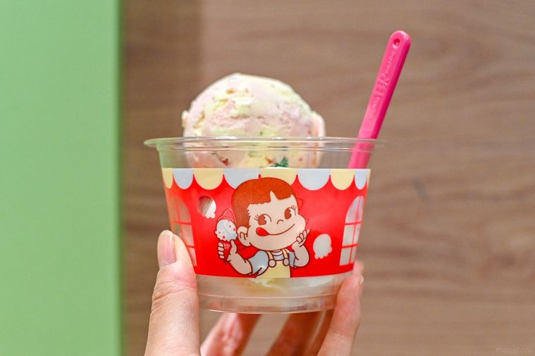 アイスが入ったカップを持っているところ