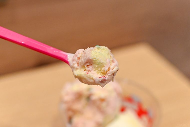 アイスをスプーンをすくっているところ