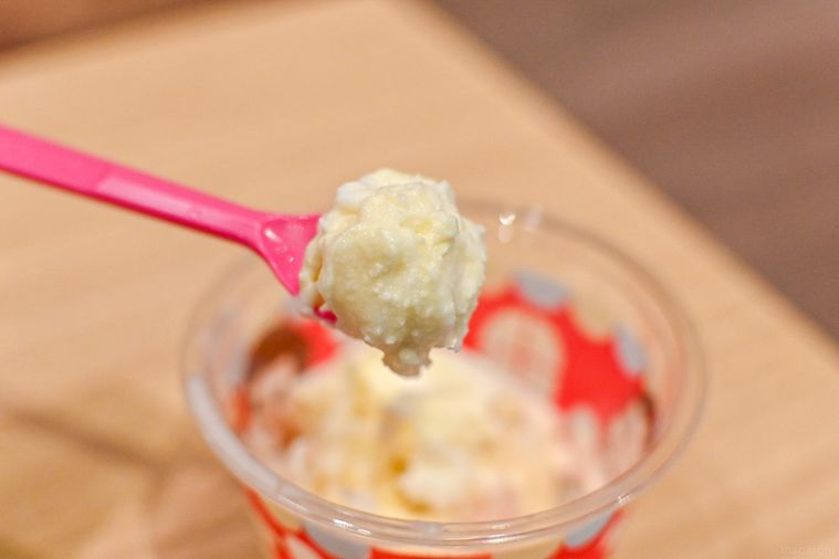 アイスをスプーンですくっているところ